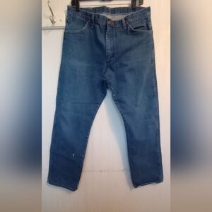 Wrangler Men's 13MWZ Size 36X30 Straight Jeans in Classic Blue .